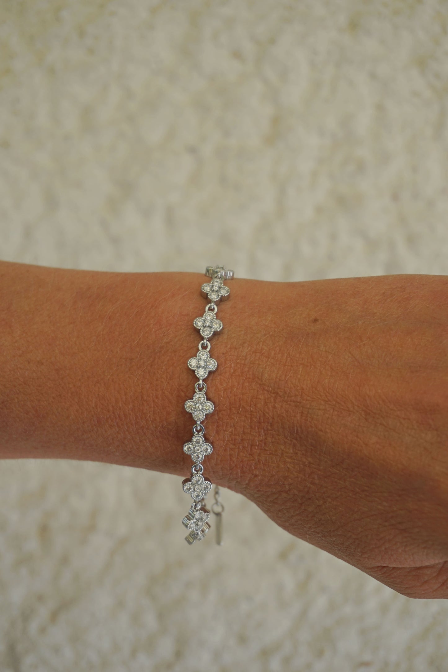 Bracelet argenté et trèfles strass