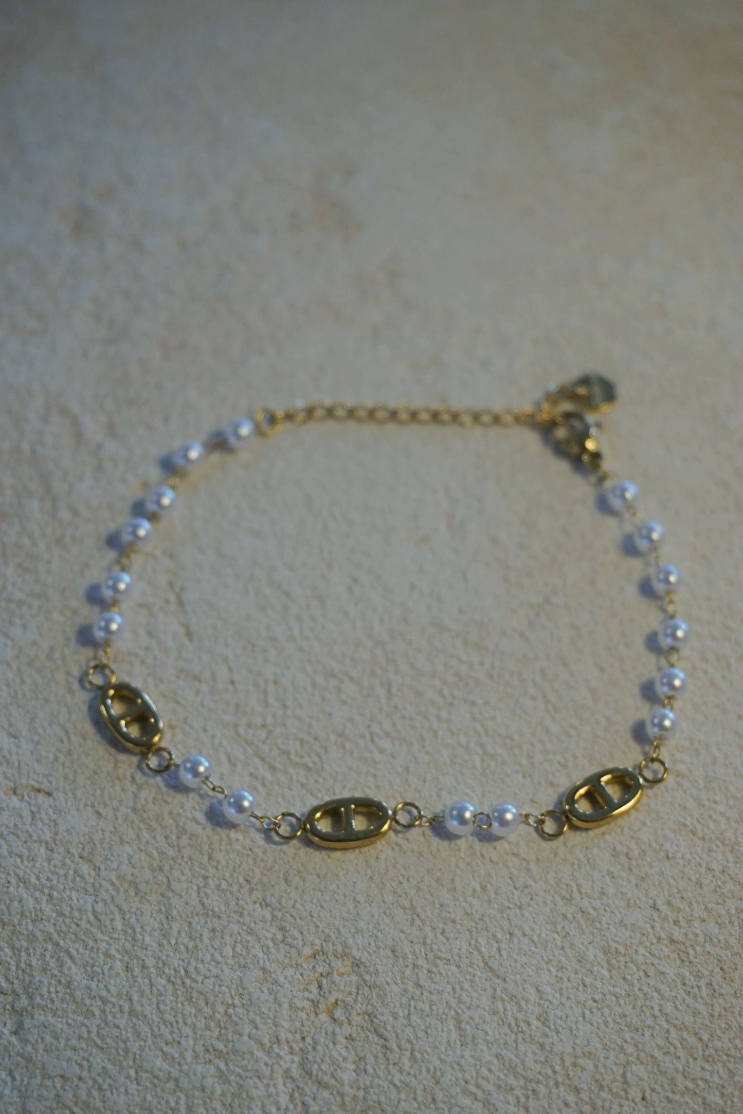 Bracelet doré boucles et perles