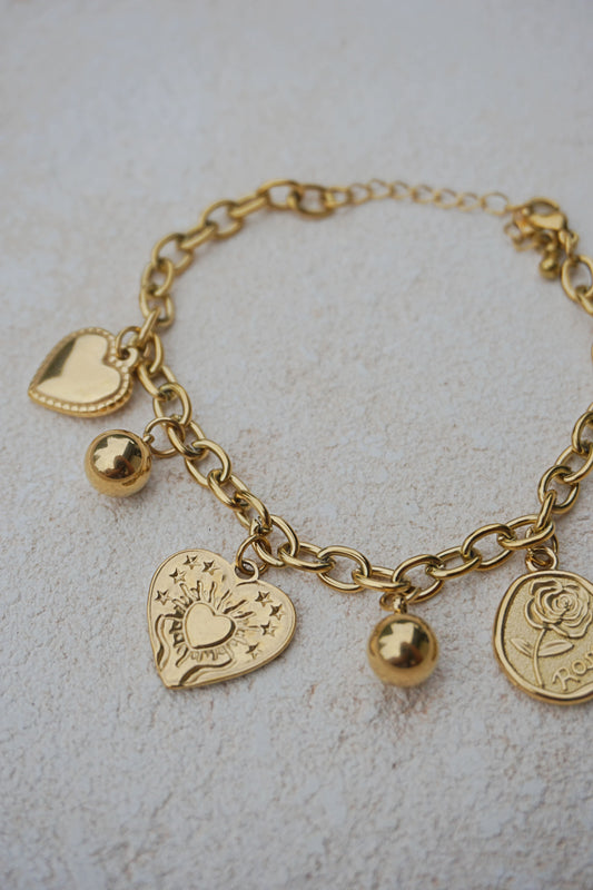 Bracelet doré charms cœurs et boules