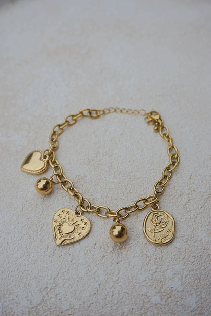 Bracelet doré charms cœurs et boules