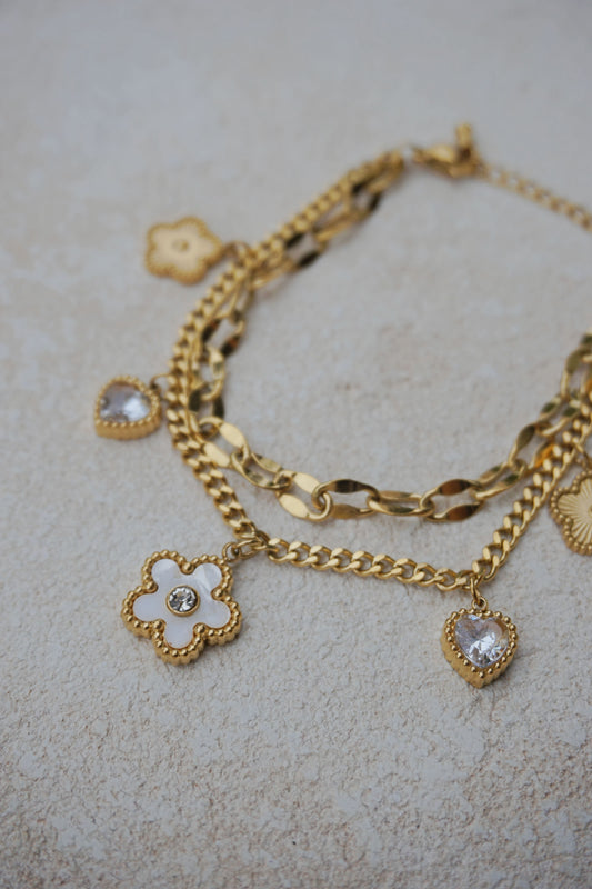 Bracelet doré charms cœurs et fleur blanche