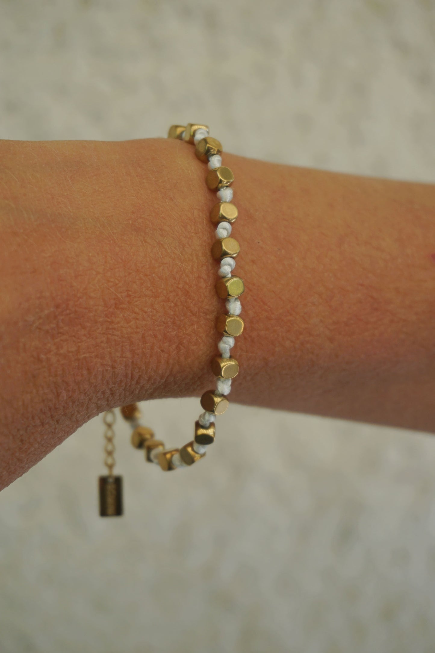 Bracelet doré cordelette blanche