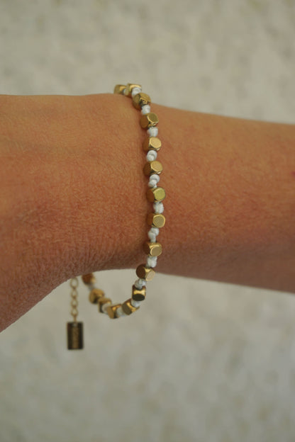 Bracelet doré cordelette blanche