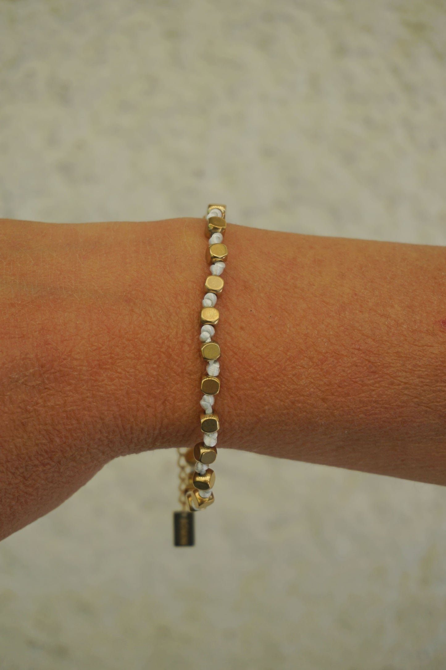 Bracelet doré cordelette blanche
