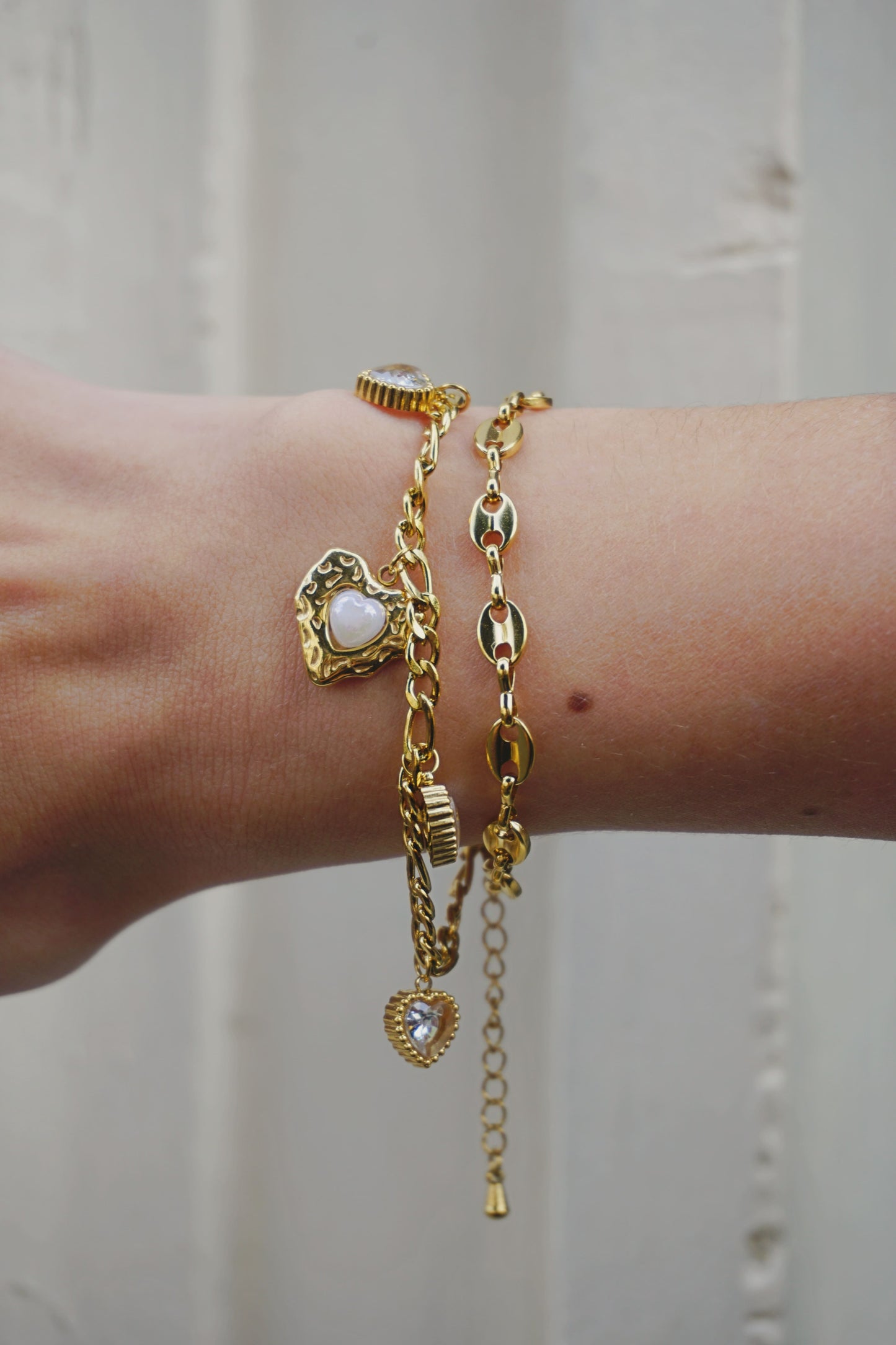 Bracelet doré double chaîne charms cœurs