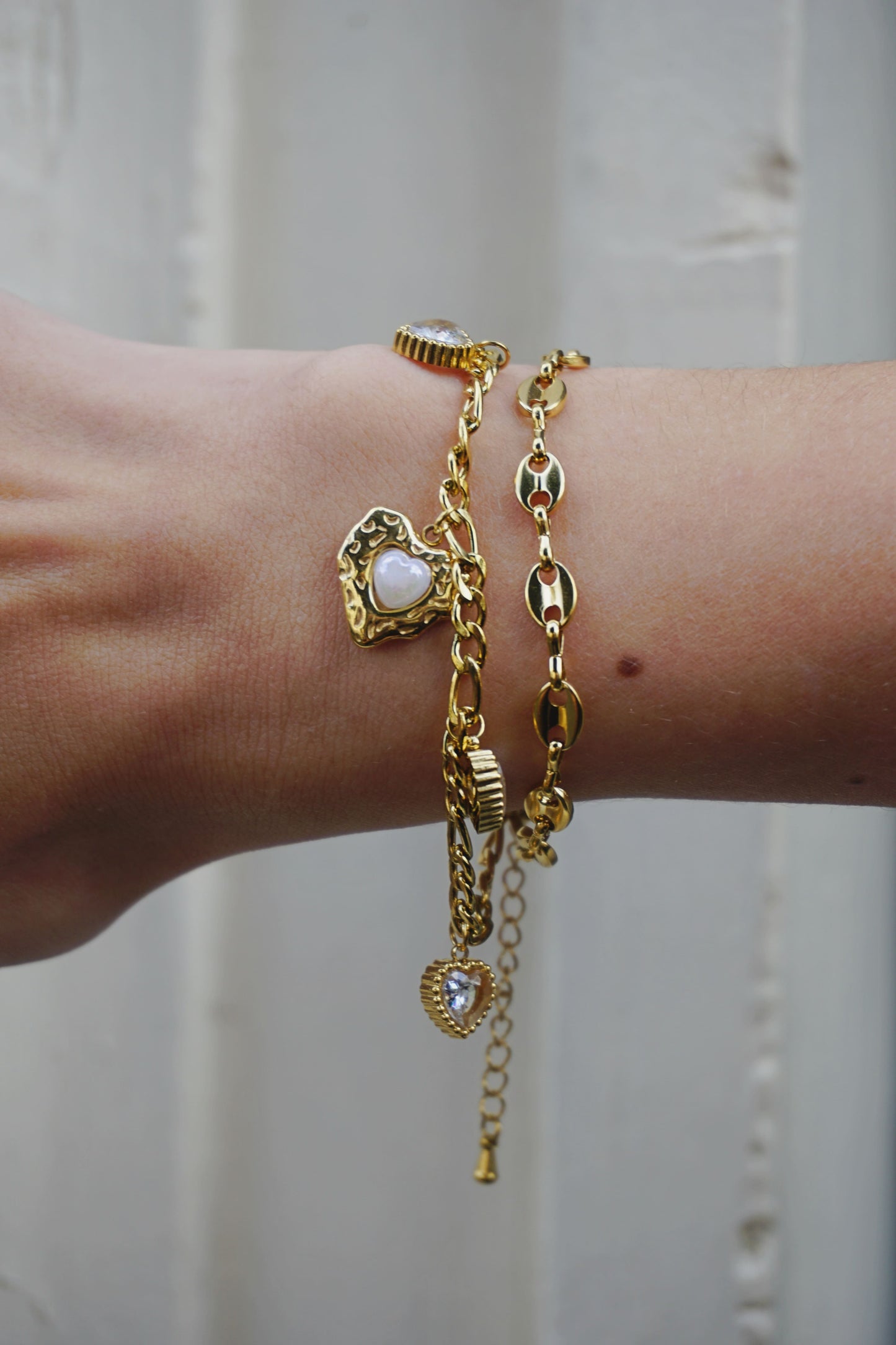 Bracelet doré double chaîne charms cœurs