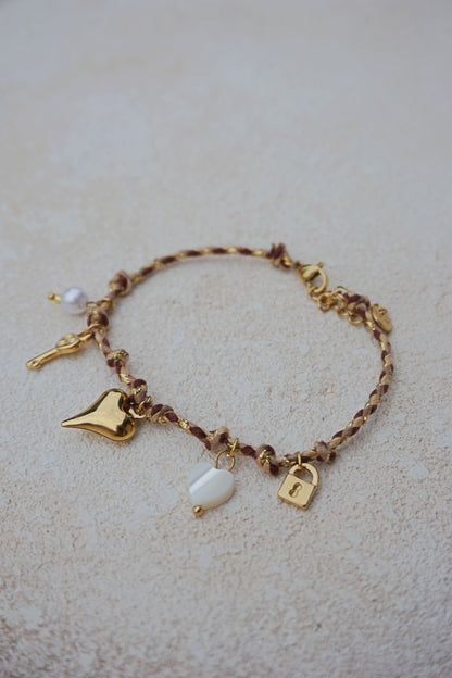 Bracelet doré et cordelette charms cœur