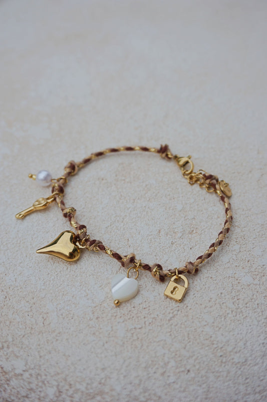Bracelet doré et cordelette charms cœur