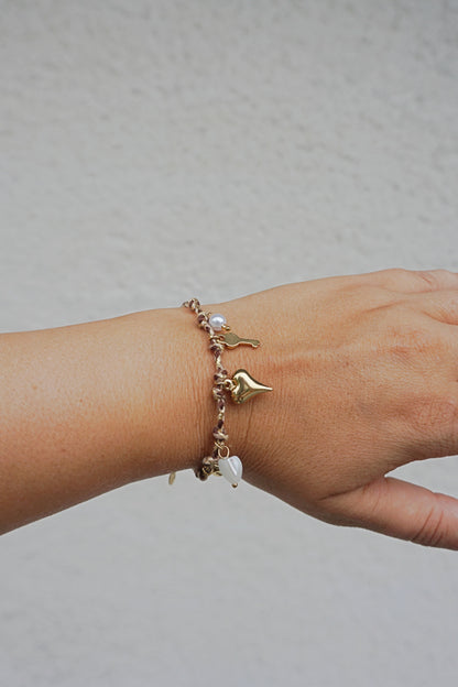 Bracelet doré et cordelette charms cœur