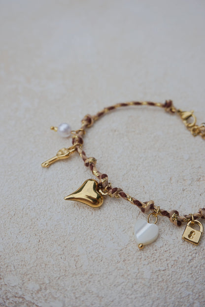 Bracelet doré et cordelette charms cœur