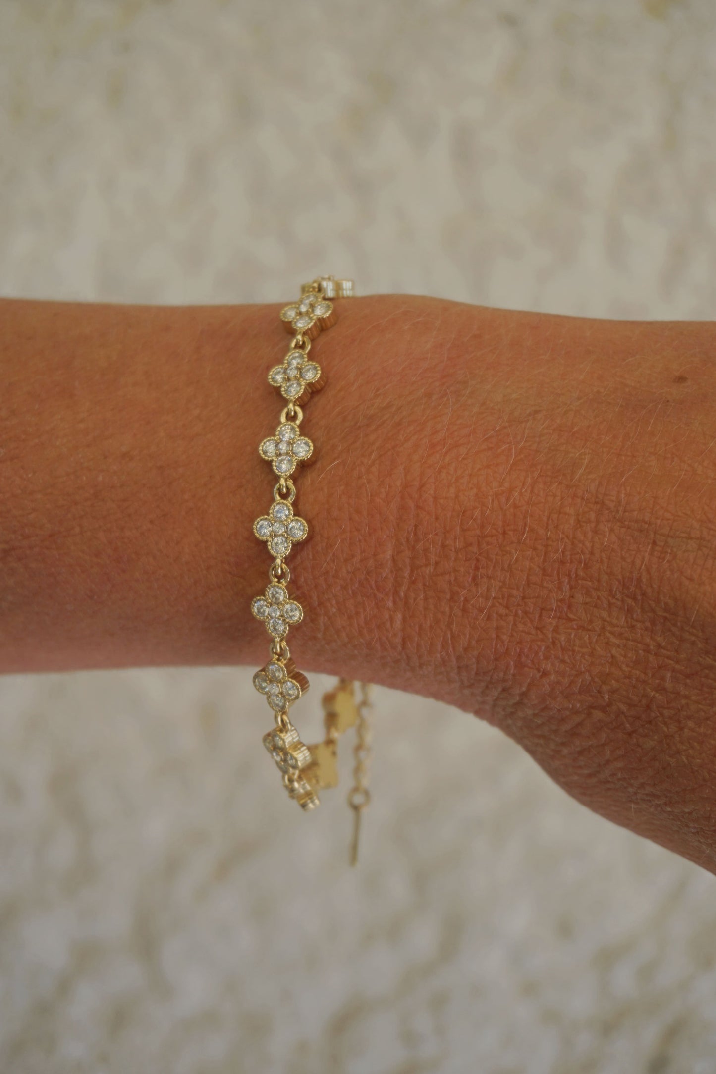 Bracelet doré et trèfles strass