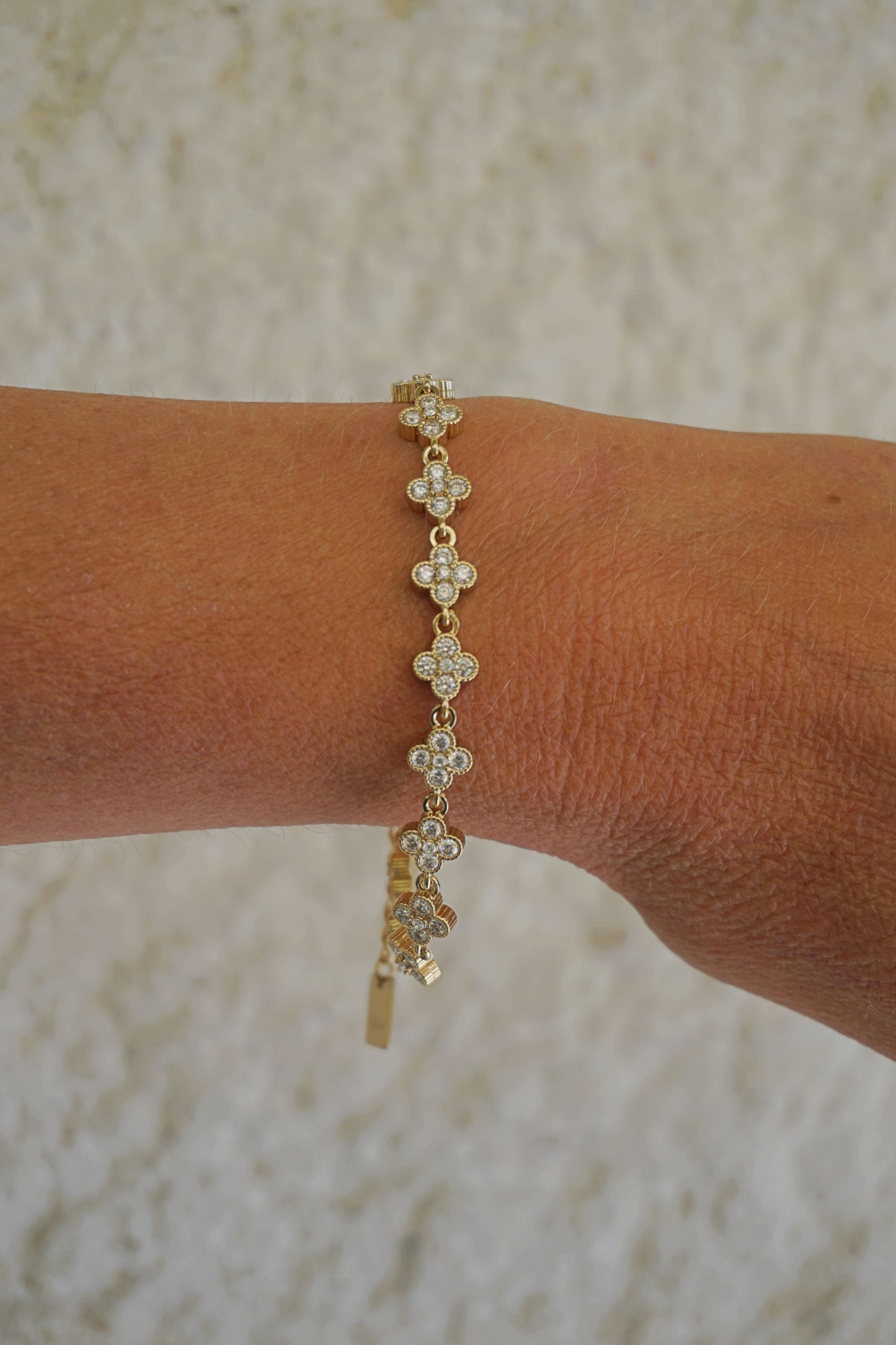 Bracelet doré et trèfles strass