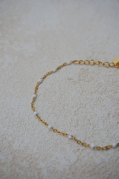 Bracelet fin doré petites perles blanches