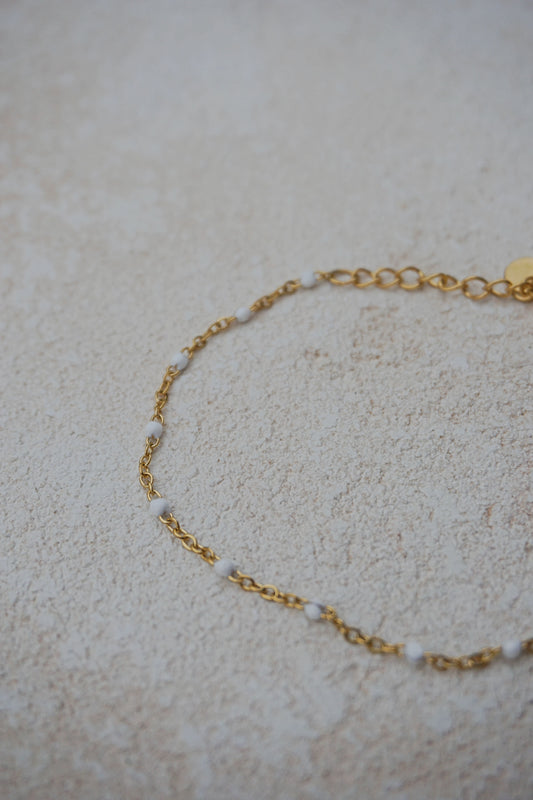 Bracelet fin doré petites perles blanches