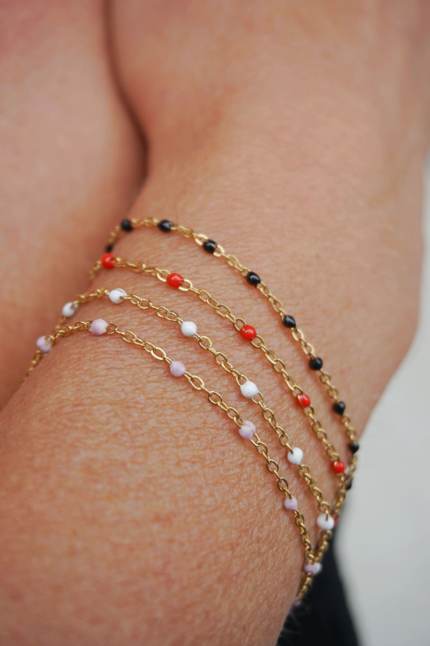 Bracelet fin doré petites perles blanches