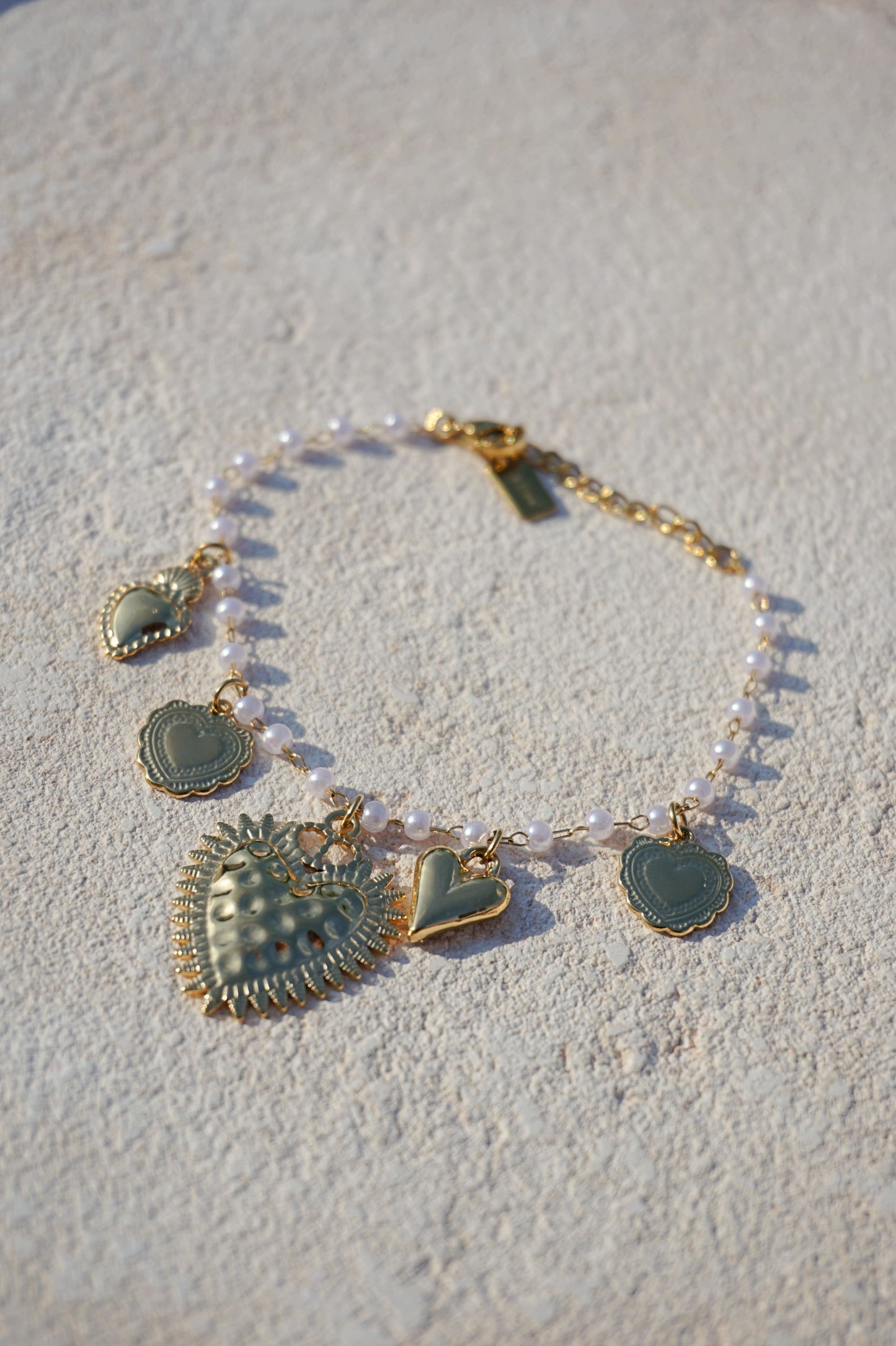 Bracelet doré perles blanches charms cœur