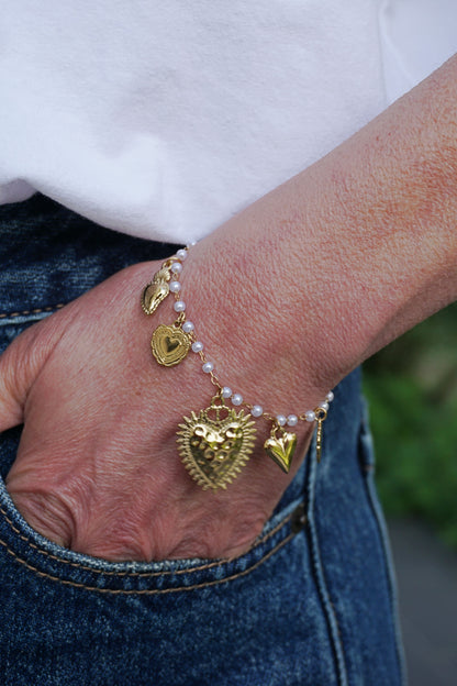 Bracelet doré perles blanches charms cœur