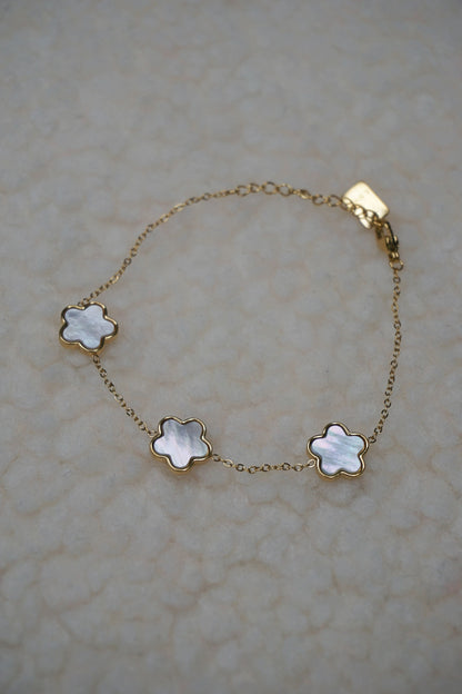 Bracelet doré trèfles blancs