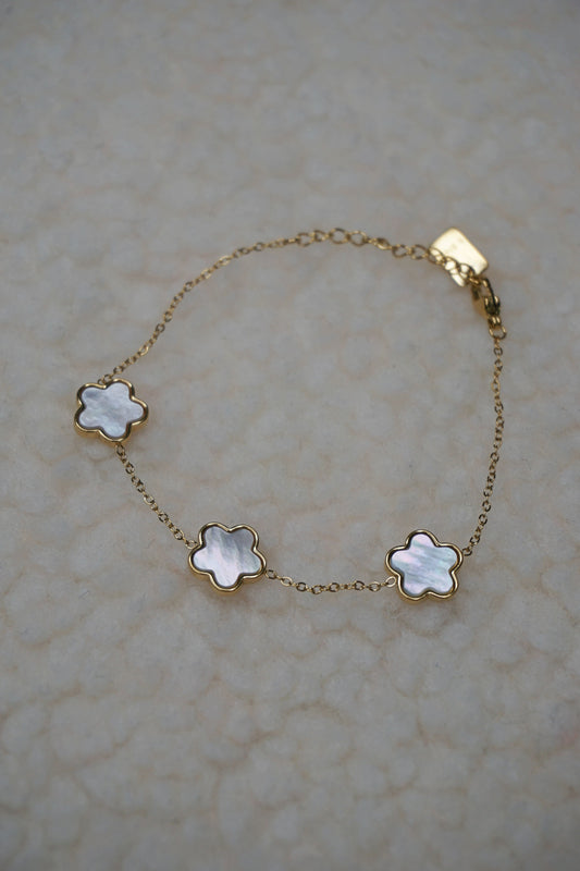 Bracelet doré trèfles blancs