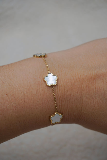 Bracelet doré trèfles blancs
