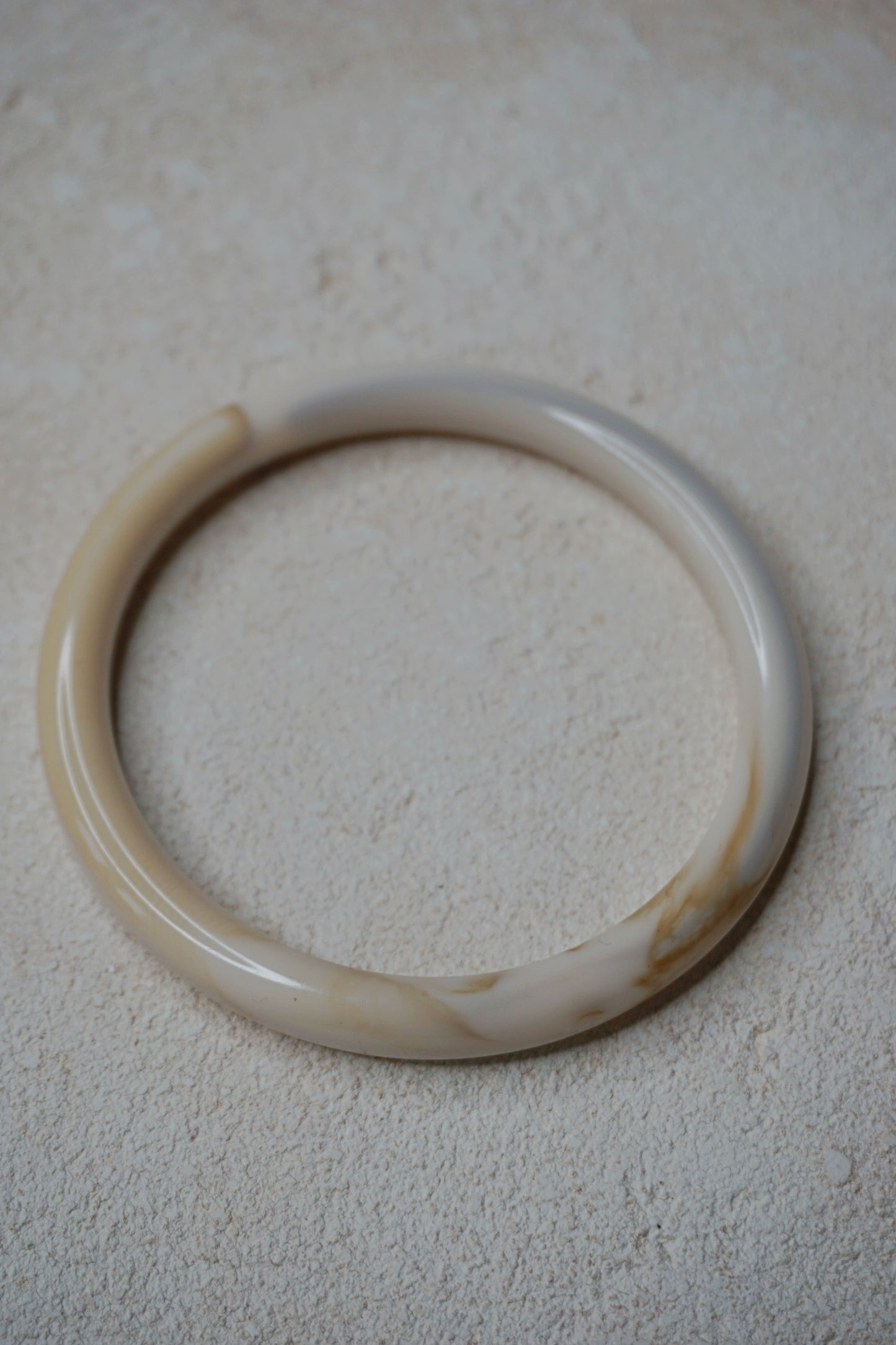 Bracelet fin résine crème