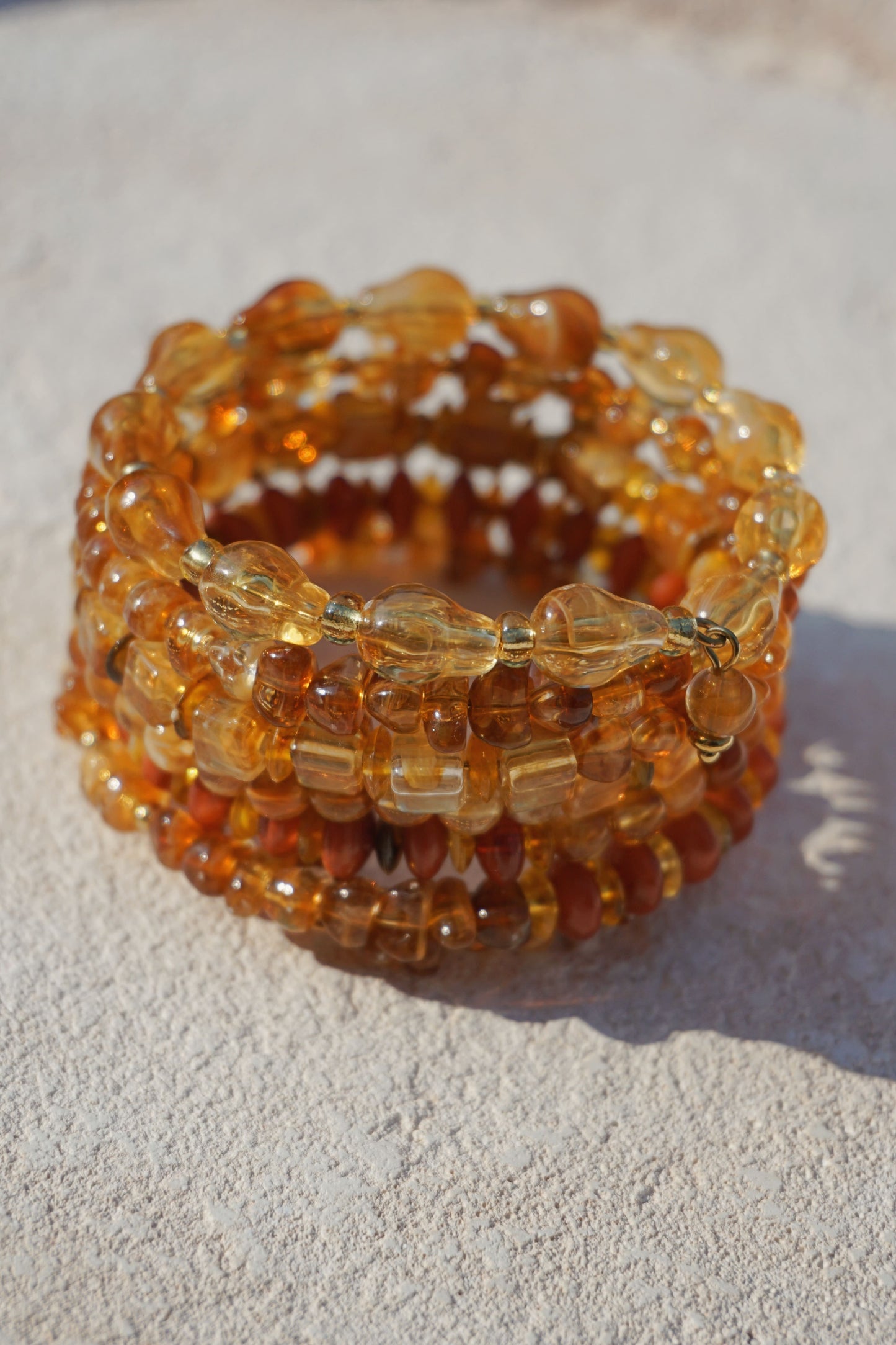 Bracelet résine et pierres ambres