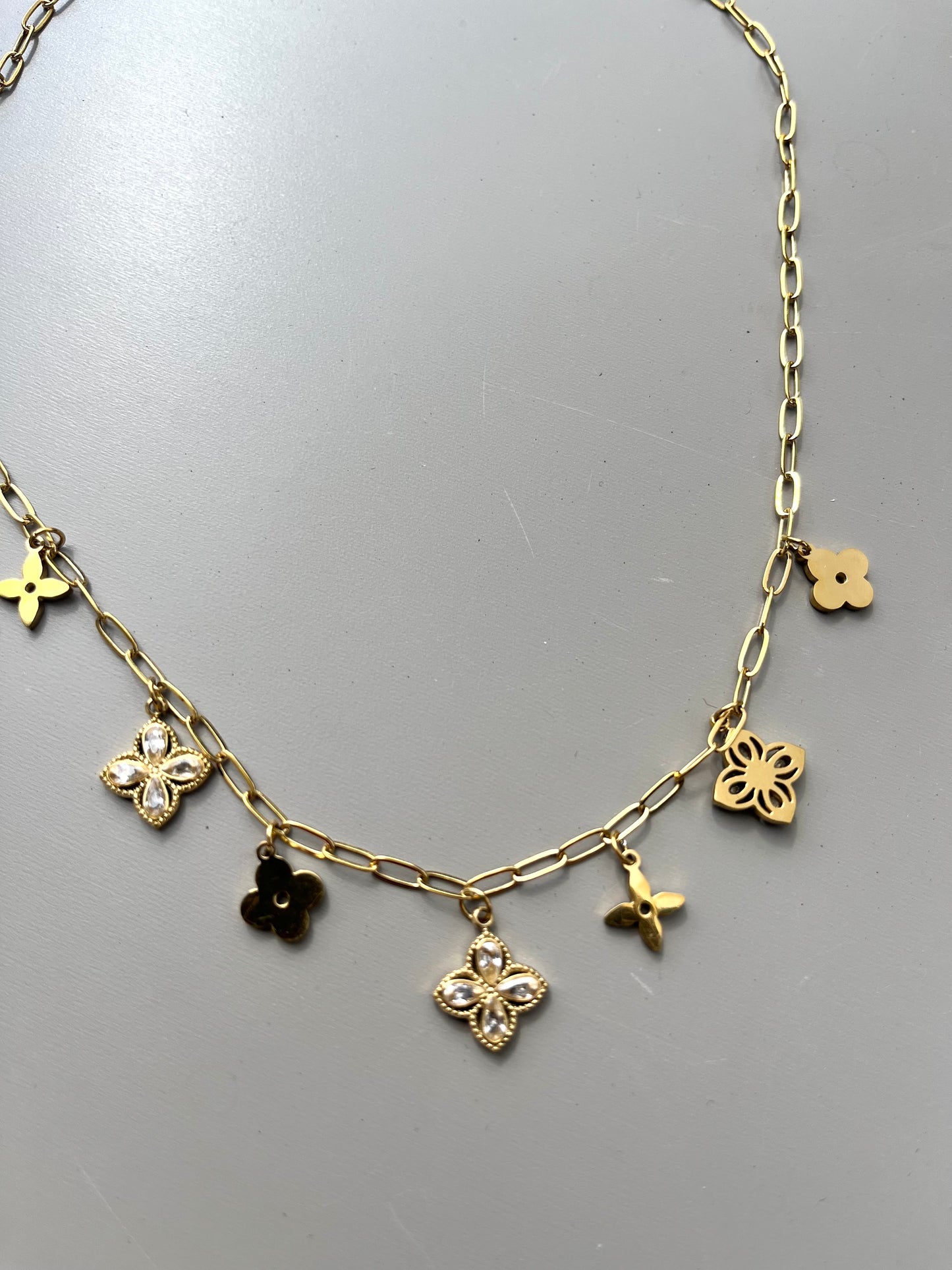 Collier doré breloques charms trèfles