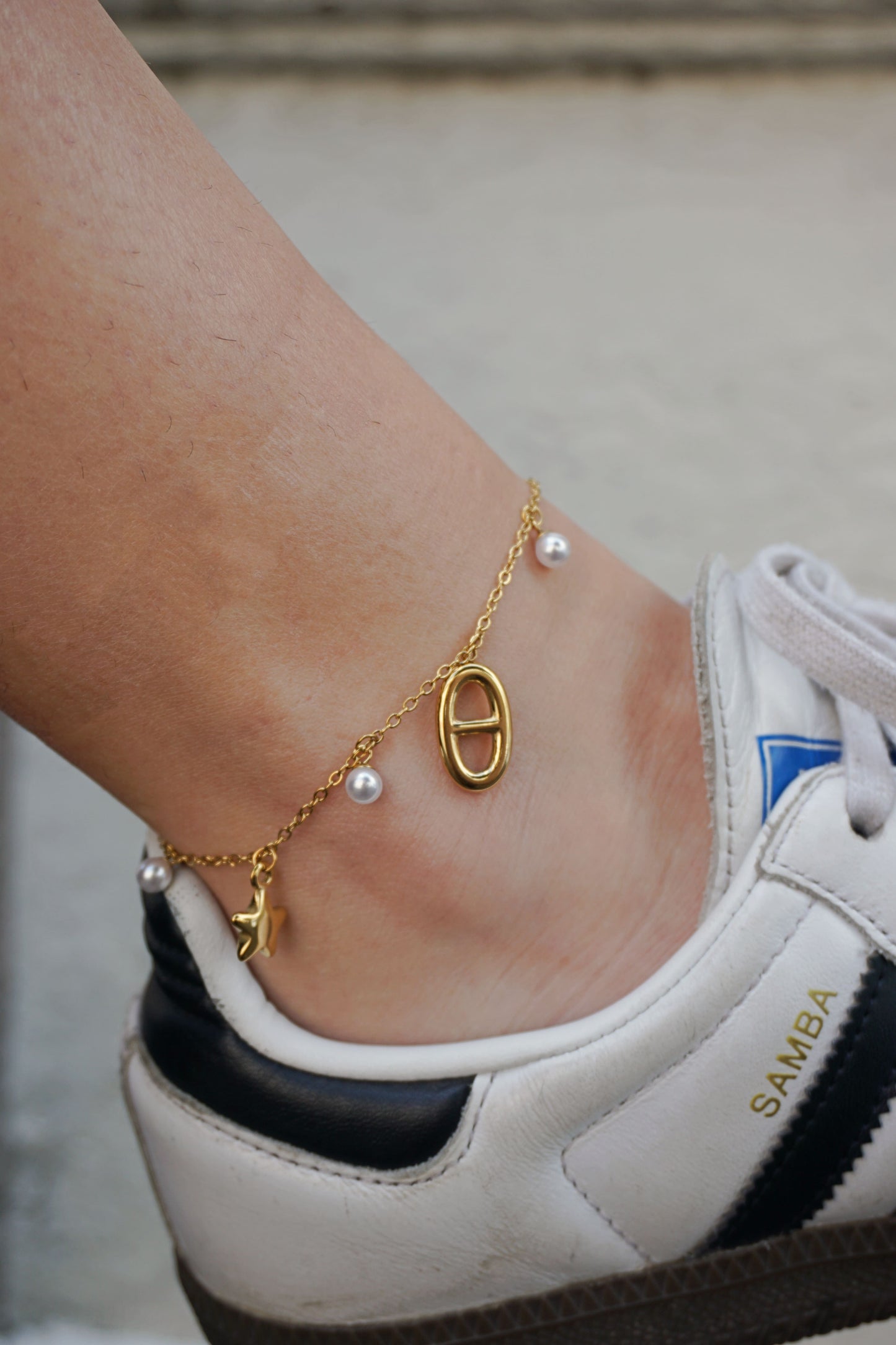 Chaîne de cheville dorée et boucle perles
