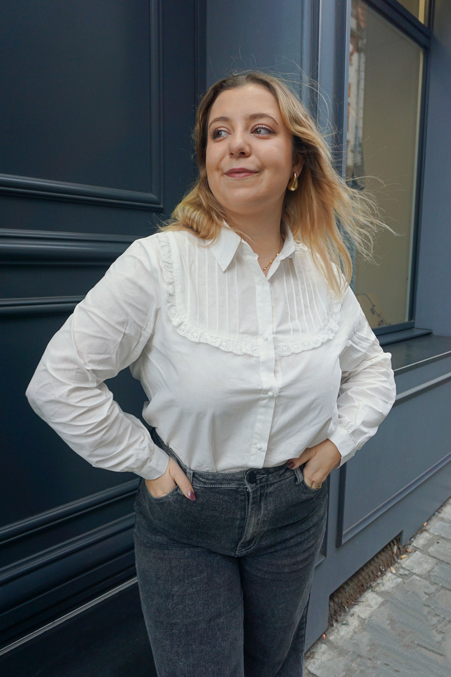 Chemise blanche avec volant dentelle