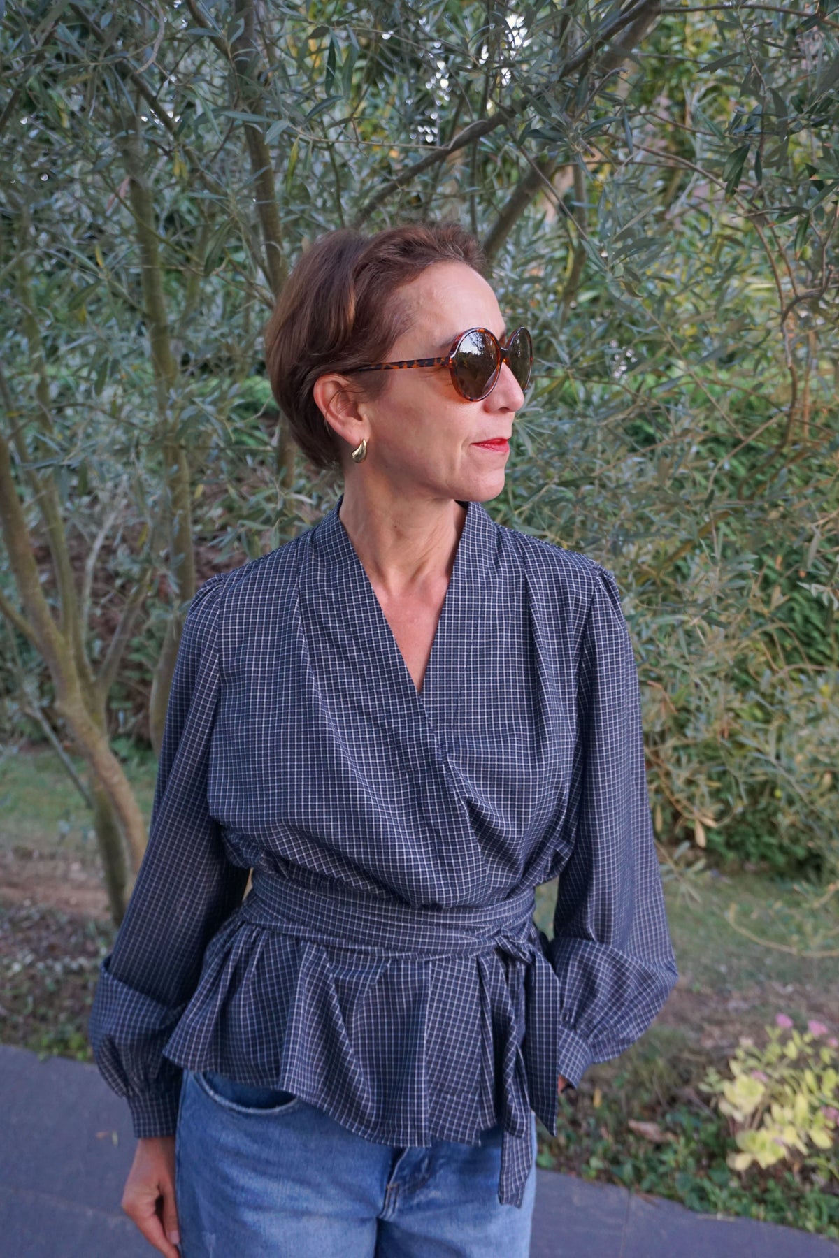 Blouse bleue cache-cœur à carreaux