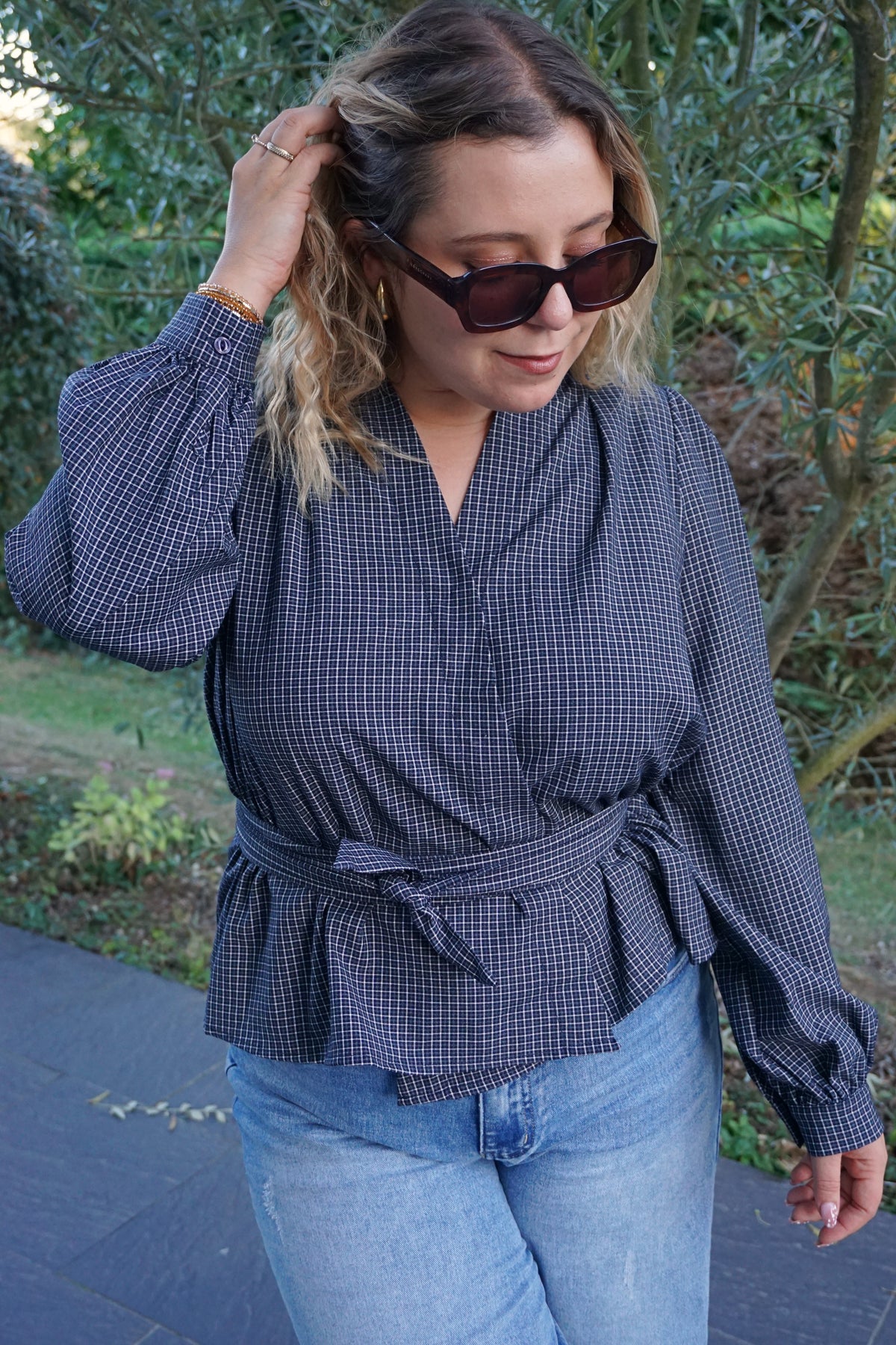 Blouse bleue cache-cœur à carreaux