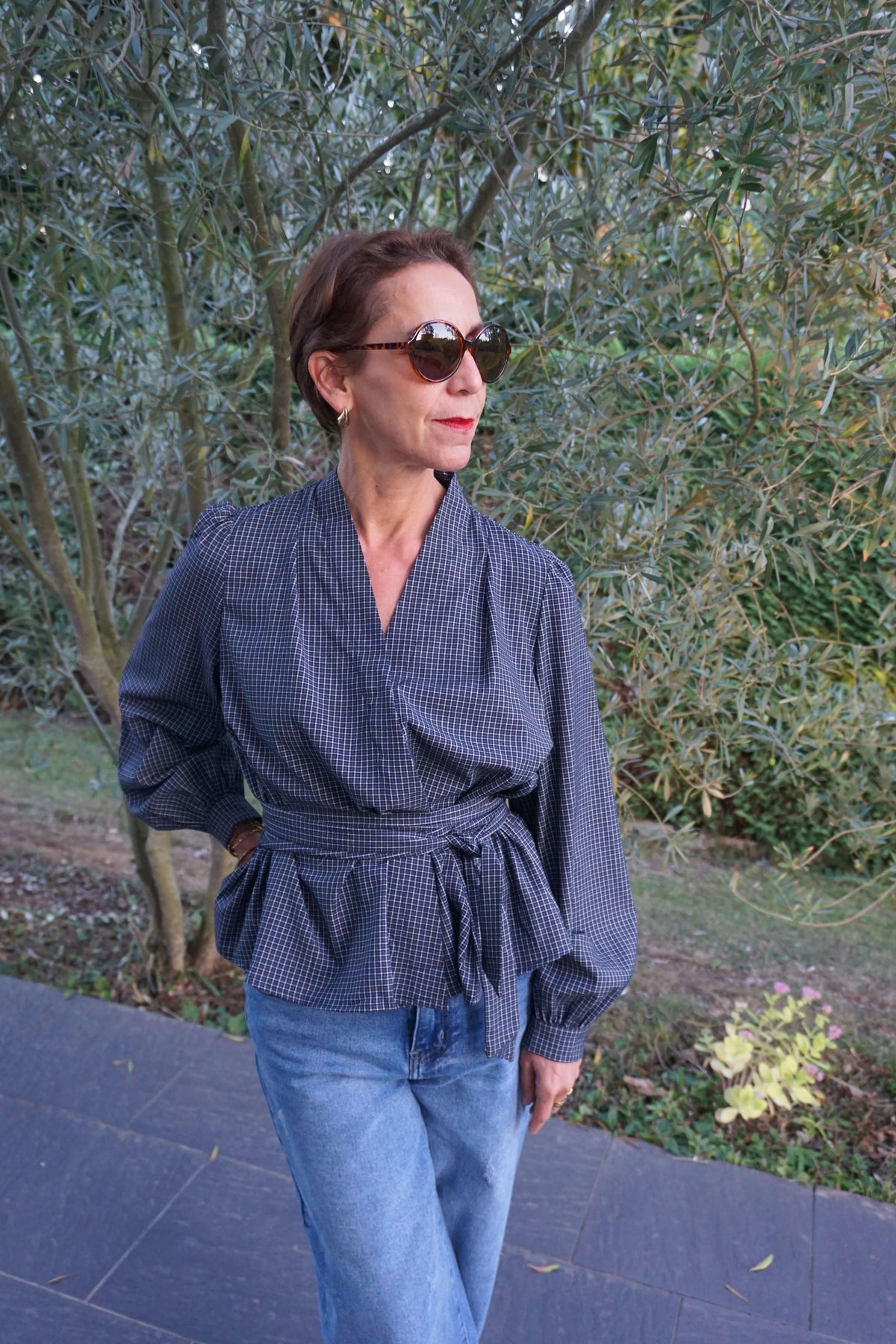 Blouse bleue cache-cœur à carreaux