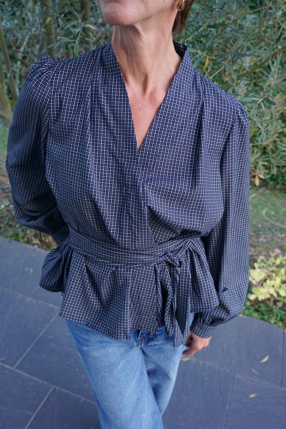 Blouse bleue cache-cœur à carreaux