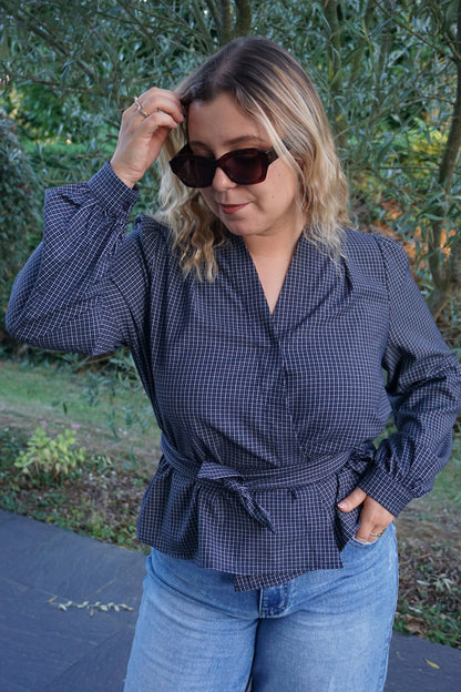 Blouse bleue cache-cœur à carreaux