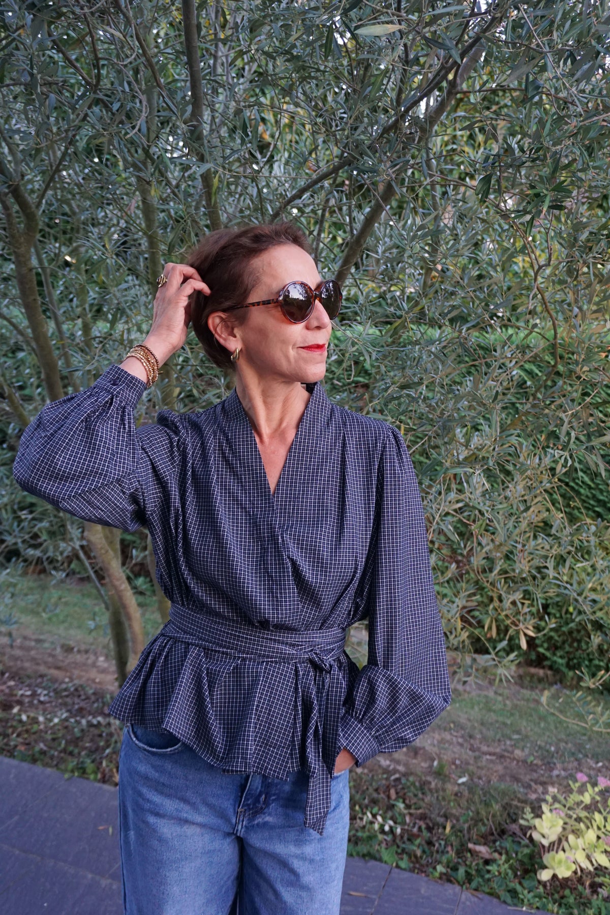 Blouse bleue cache-cœur à carreaux