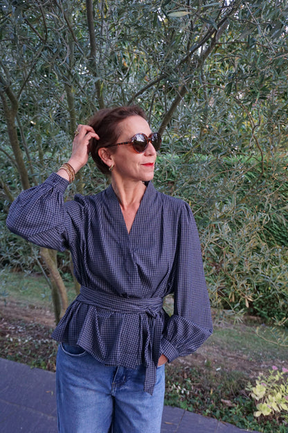 Blouse bleue cache-cœur à carreaux