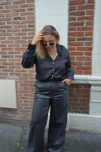 Chemise noire satinée