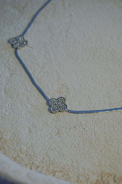 Collier argenté maille trèfle