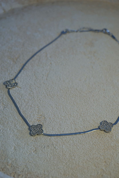 Collier argenté maille trèfle
