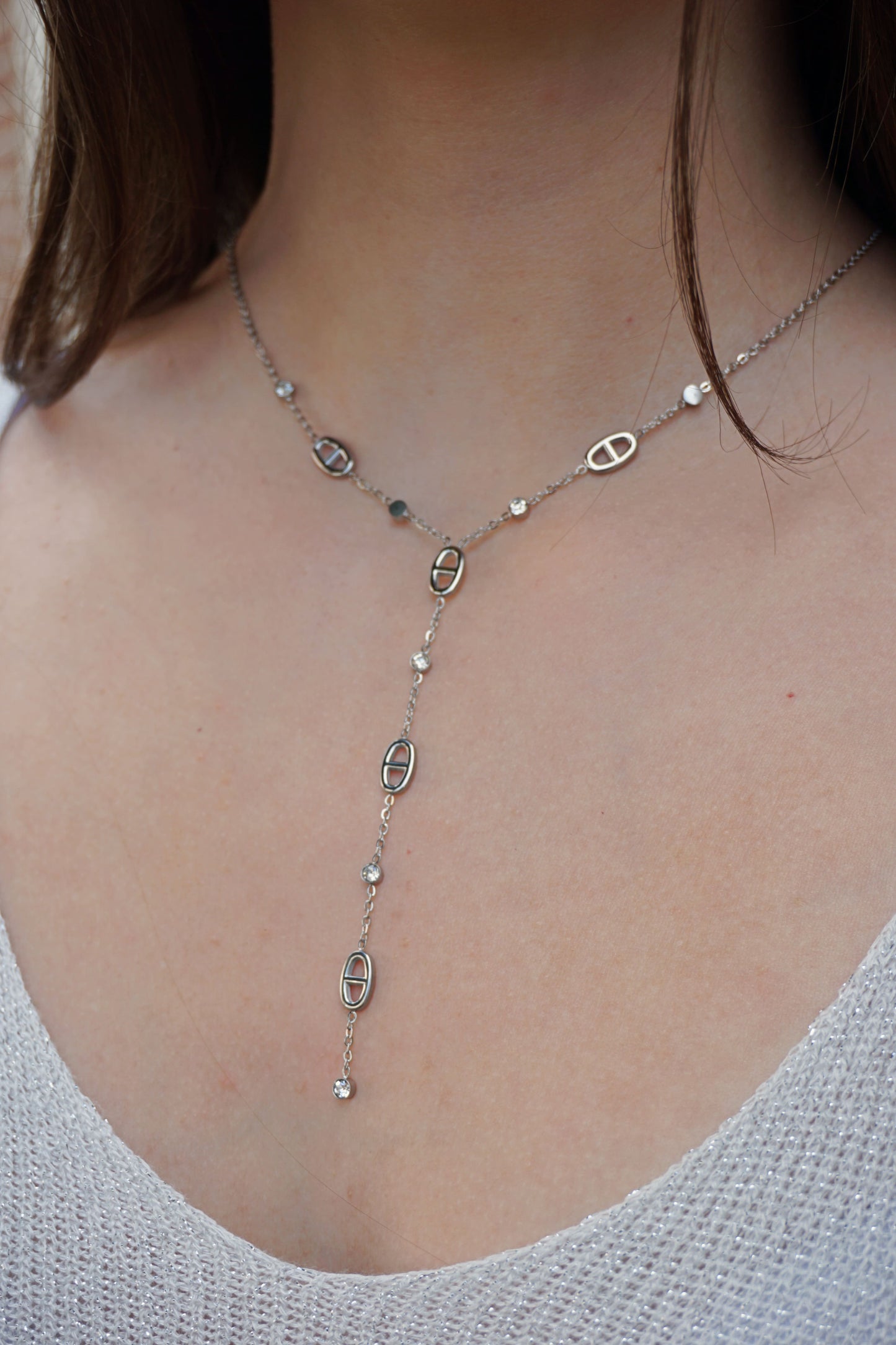 Collier argenté pendant boucles et strass