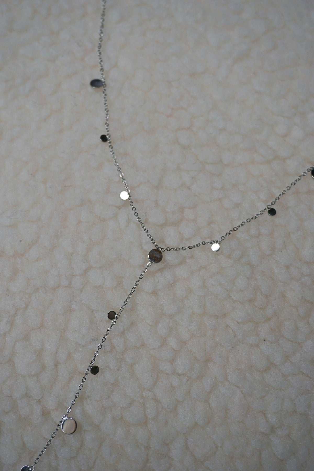 Collier argenté tombant avec médaillons