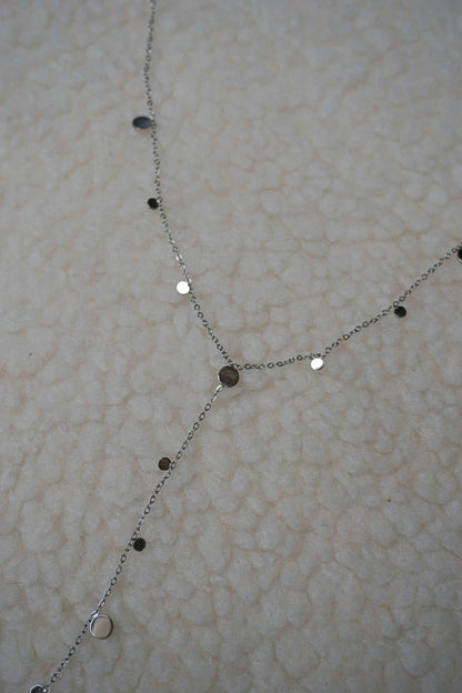 Collier argenté tombant avec médaillons