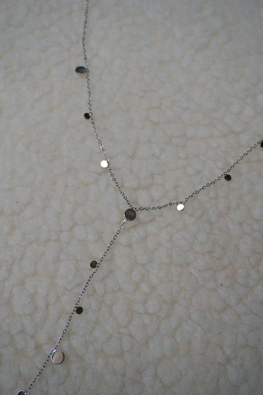 Collier argenté tombant avec médaillons