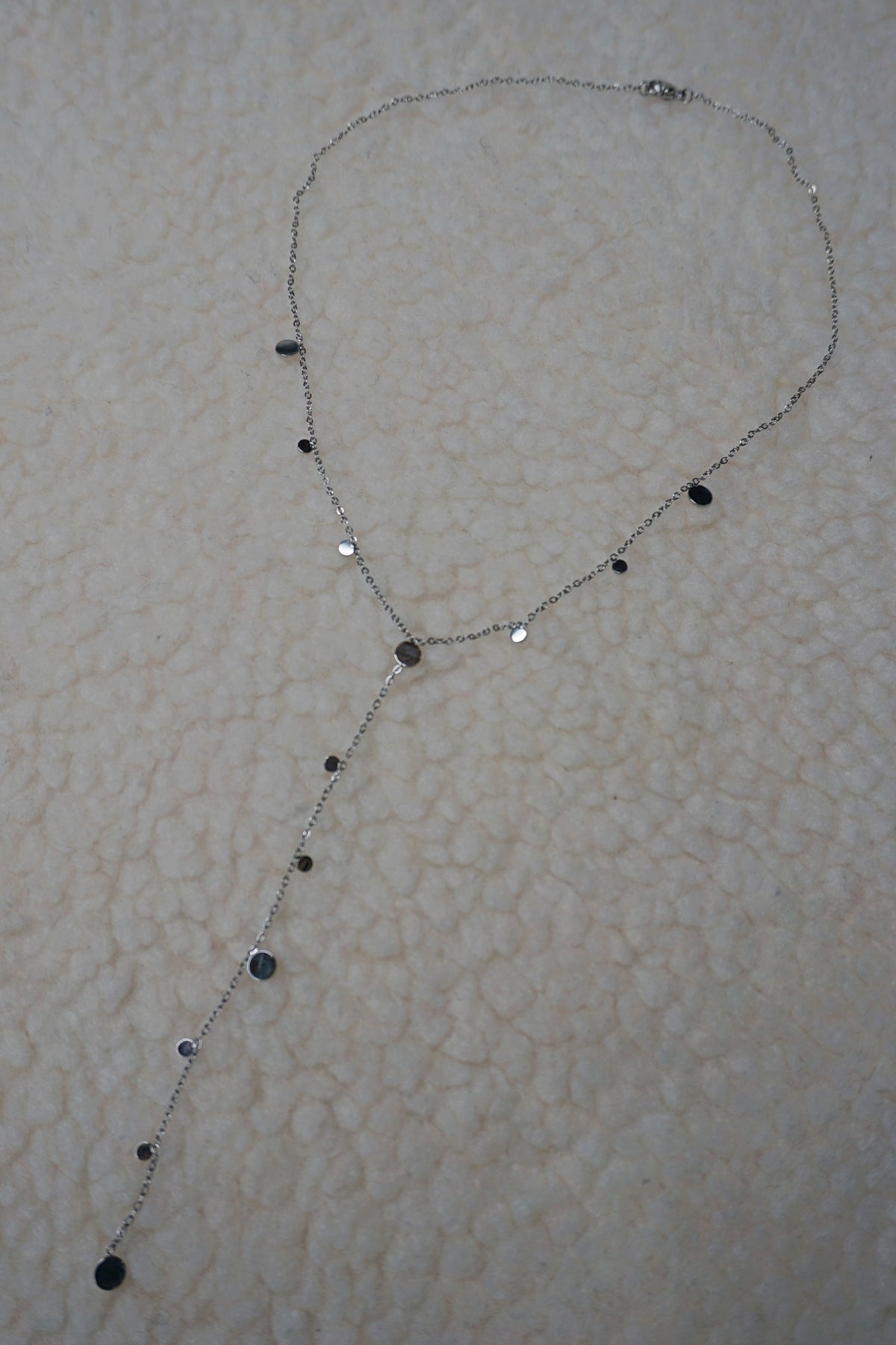 Collier argenté tombant avec médaillons