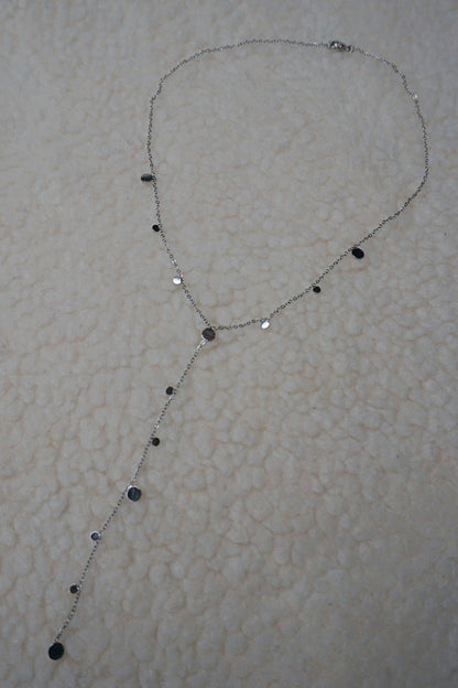 Collier argenté tombant avec médaillons
