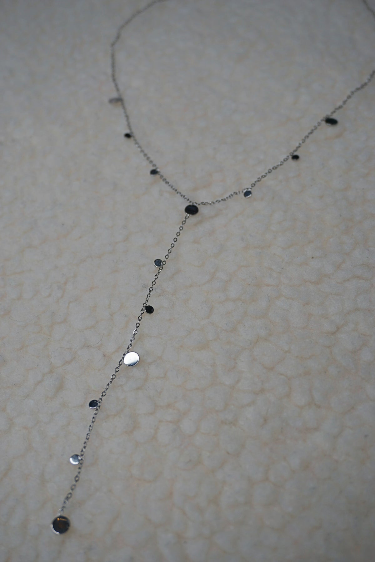 Collier argenté tombant avec médaillons