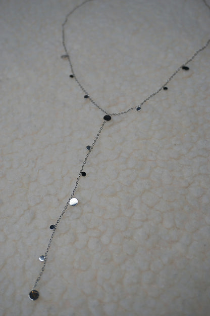 Collier argenté tombant avec médaillons