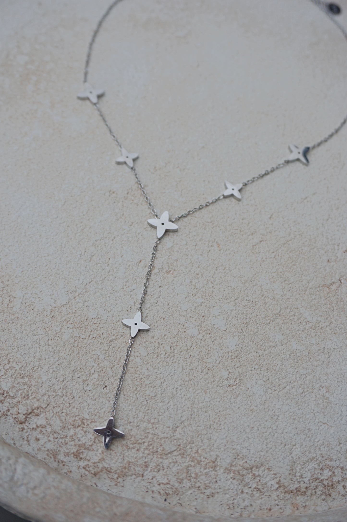 Collier argenté tombant étoiles