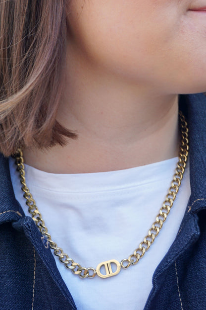 Thick gold chain necklace