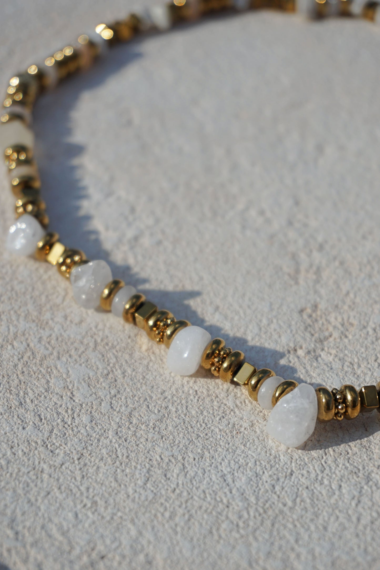 Collier doré avec pierres blanches